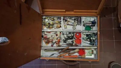 Houten schilderskoffer gevuld met een grote collectie tubes olieverf, penselen en schildersmessen – kavel bij Goeiendeal, Houthalen-Helchteren