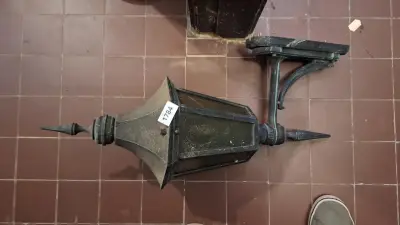 Klassieke zeshoekige wandlantaarn met een gedecoreerde wandsteun – kavel bij Goeiendeal, Houthalen-Helchteren