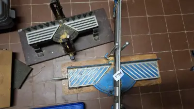 Twee diverse handmatige verstekzagen op een houten basis – kavel bij Goeiendeal, Houthalen-Helchteren