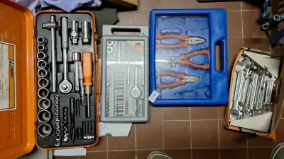 Grote partij handgereedschap waaronder een Meister doppenset, een tangenset en diverse steeksleutels – kavel bij Goeiendeal, Houthalen-Helchteren
