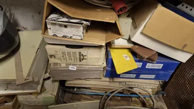 Grote stapel diverse bouwmaterialen waaronder tegels van Cercom en elektrakabels – kavel bij Goeiendeal, Houthalen-Helchteren