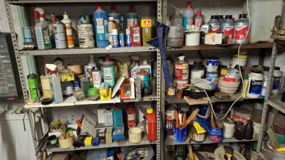 Inhoud van twee stellingkasten bestaande uit een zeer grote partij diverse bussen verf, reinigingsmiddelen en onderhoudsproducten – kavel bij Goeiendeal, Houthalen-Helchteren