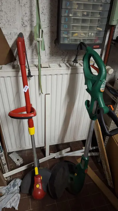 Twee elektrische grastrimmers waaronder een rood model en een groen model van Wolf Garten – getest en werkend – kavel bij Goeiendeal, Houthalen-Helchteren