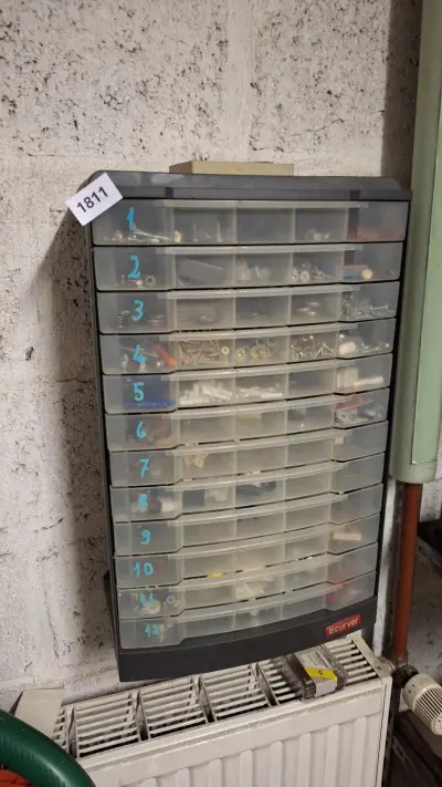 Curver kunststof magazijnkast met twaalf transparante laden gevuld met diverse schroeven, pluggen en ijzerwaren – kavel bij Goeiendeal, Houthalen-Helchteren