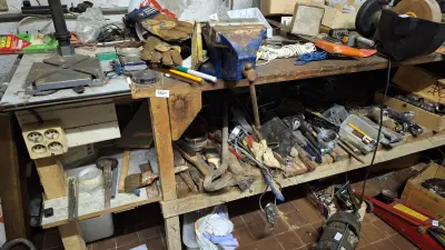 Complete inhoud houten werkbank exclusief genummerde loten – kavel bij Goeiendeal, Houthalen-Helchteren