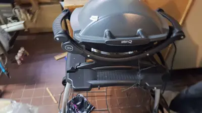 Weber elektrische barbecue (model uit de Q-serie, waarschijnlijk Q1400 of Q2400) op verrijdbaar onderstel werkend – kavel bij Goeiendeal, Houthalen-Helchteren