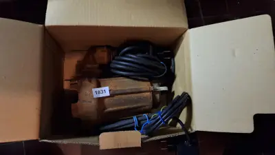 Elektrische dompelpomp in geopende kartonnen doos – kavel bij Goeiendeal, Houthalen-Helchteren