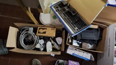 Kartonnen doos met diverse computerkabels, computermuizen en een beID kaartlezer in originele verpakking – kavel bij Goeiendeal, Houthalen-Helchteren