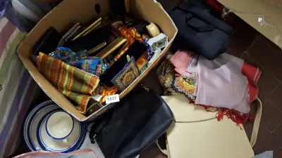 Grote doos en losse tassen met diverse sjaals, handtassen, serviesgoed en decoratie – kavel bij Goeiendeal, Houthalen-Helchteren