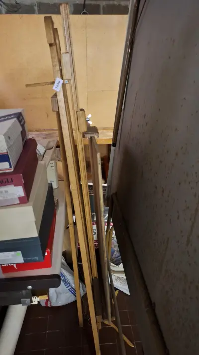 Houten schildersezel inklapbaar model staand in een werkruimte – kavel bij Goeiendeal, Houthalen-Helchteren