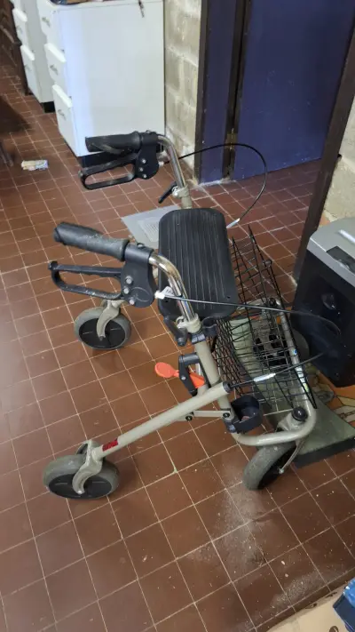 Medische rollator met zitting en metalen mandje aan de voorzijde – kavel bij Goeiendeal, Houthalen-Helchteren