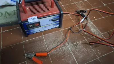 Automatische acculader en druppellader voorzien van startkabels met rode en zwarte klemmen – kavel bij Goeiendeal, Houthalen-Helchteren
