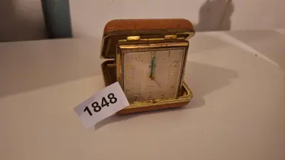 Ruhla vintage mechanische reiswekker in een klapbare bruine kunstlederen behuizing – kavel bij Goeiendeal, Houthalen-Helchteren