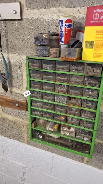 Groen metalen wandmagazijnkastje met transparante plastic sorteerbakjes gevuld met schroeven en moeren – kavel bij Goeiendeal, Houthalen-Helchteren