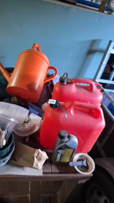 Twee rode kunststof benzine-of reservetanks inclusief een grote oranje gieter en flacon motorolie – kavel bij Goeiendeal, Houthalen-Helchteren