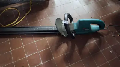 Bosch elektrische heggenschaar voorzien van een zwarte beschermkoker over het snijblad – kavel bij Goeiendeal, Houthalen-Helchteren