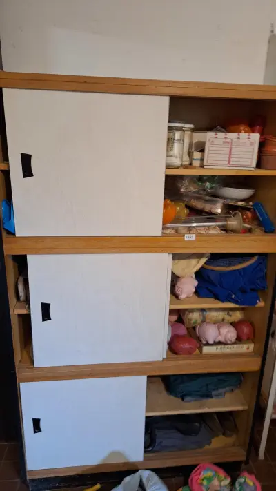 Inhoud Houten stellingkast gevuld met diverse huishoudelijke artikelen – kavel bij Goeiendeal, Houthalen-Helchteren