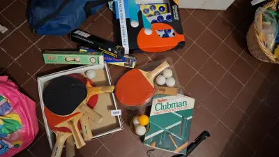 Uitgebreide partij tafeltennisbenodigdheden waaronder diverse pingpongbatjes, pingpongballen en een Halex Clubman netset – kavel bij Goeiendeal, Houthalen-Helchteren