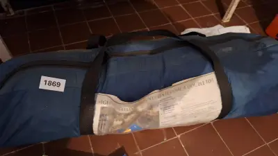 Grote blauwe opbergtas met een dubbeldaks koepeltent of iglotent – kavel bij Goeiendeal, Houthalen-Helchteren