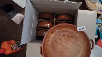Kartonnen doos gevuld met diverse bruine aardewerken ovenschaaltjes of tapasschaaltjes – kavel bij Goeiendeal, Houthalen-Helchteren