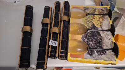 Vier opgerolde zwarte bamboe placemats inclusief goudkleurige ringen en een set goudkleurige wijnglazen in verpakking – kavel bij Goeiendeal, Houthalen-Helchteren