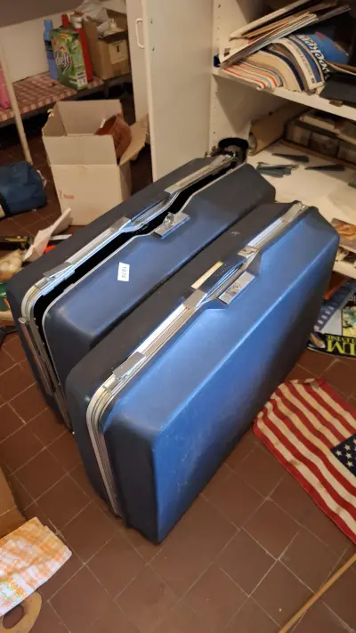 Drie grote vintage donkerblauwe kunststof reiskoffers van het merk Visk waarvan één koffer deels geopend is – kavel bij Goeiendeal, Houthalen-Helchteren