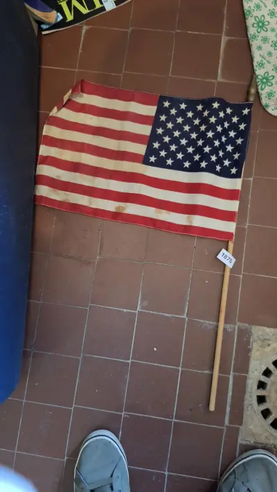 Stoffen vlag van de Verenigde Staten op een houten stokje – kavel bij Goeiendeal, Houthalen-Helchteren