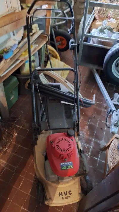 Benzine grasmaaier model HVC 42 HSW voorzien van een Honda 4.5 motor met inklapbare duwboom – kavel bij Goeiendeal, Houthalen-Helchteren