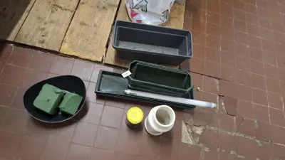 Diverse kunststof plantenbakken en bloempotten met steekschuim en een Philips TL-buis – kavel bij Goeiendeal, Houthalen-Helchteren