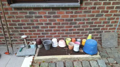 Verzameling van diverse kunststof bloempotten, emmers en een kleine handtroffel – kavel bij Goeiendeal, Houthalen-Helchteren