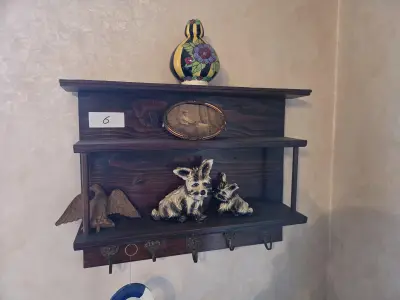 Wandrek met decoratieve spullen waaronder hondenbeeldjes en een vaas lot 6 – kavel bij Goeiendeal, Jette