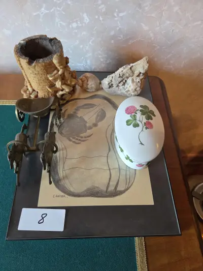 Gevarieerd lot decoratie-en verzamelobjecten waaronder een doosje met klaverprint, schelpen en een tekening van een kreeft lot 8 – kavel bij Goeiendeal, Jette