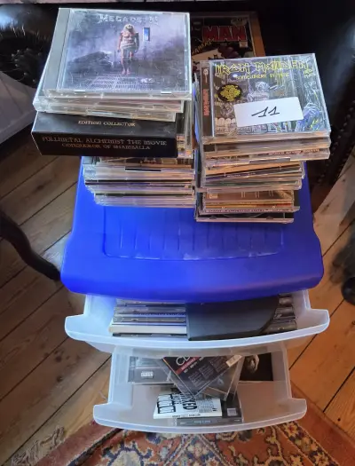 Grote plastic bak gevuld met een verzameling cd's waaronder Iron Maiden en Megadeth lot 11 – kavel bij Goeiendeal, Jette