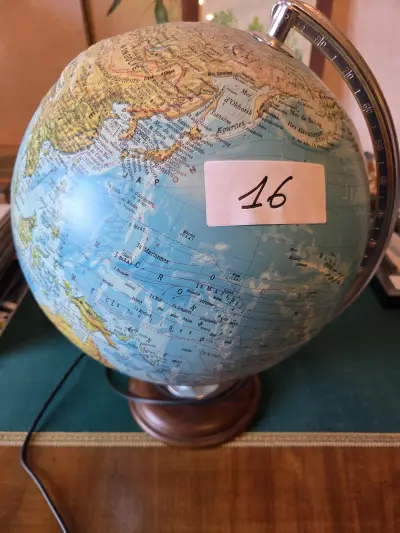 Wereldbol met Franstalige cartografie op voet lot 16 – kavel bij Goeiendeal, Jette