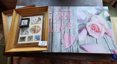 Set van twee wanddecoraties bestaande uit een fotolijst en een canvaspaneel met rozenprint lot 22 – kavel bij Goeiendeal, Jette
