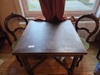 Vierkante uitklapbare eettafel met getordeerde poten en twee bijbehorende stoelen met groene zitting lot 23 – kavel bij Goeiendeal, Jette