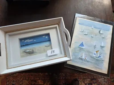 Set van twee ingekaderde maritieme kunstwerken met zeilschepen en boten op het strand lot 25 – kavel bij Goeiendeal, Jette