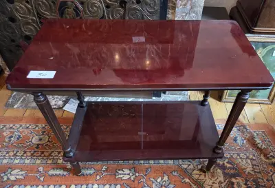 Bijzettafel / serveerwagen met twee niveaus en wielen aan de achterzijde lot 30 – kavel bij Goeiendeal, Jette
