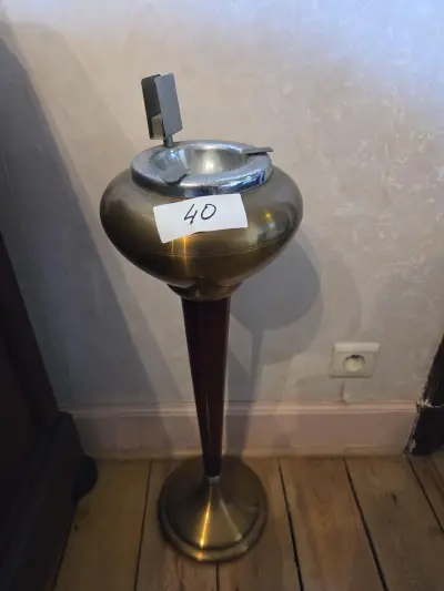 Klassieke staande asbak op voet lot 40 – kavel bij Goeiendeal, Jette