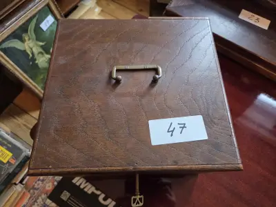 Vierkante kist met metalen handvat aan de bovenzijde en een sleutel aan de onderzijde lot 47 – kavel bij Goeiendeal, Jette
