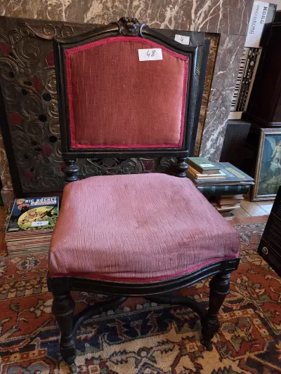 2 stuks Klassieke gecapitonneerde stoel met roze stoffering en siernagels op wieltjes lot 48 – kavel bij Goeiendeal, Jette
