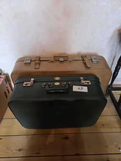 Set van twee reiskoffers van het merk Vali-Lek, bestaande uit een kleiner groen en een groter beige exemplaar lot 49 – kavel bij Goeiendeal, Jette
