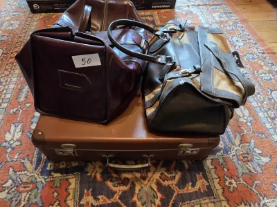 Reisset bestaande uit een vintage koffer en drie bijbehorende handtassen / reistassen lot 50 – kavel bij Goeiendeal, Jette