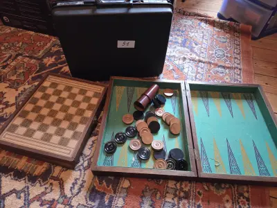 Spelset bestaande uit een backgammon-en schaakbord met speelstukken in een zwarte koffer lot 51 – kavel bij Goeiendeal, Jette