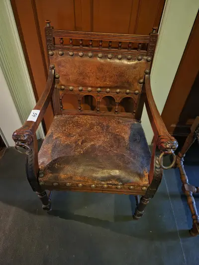 Klassieke armstoel met leeuwenkoppen op de armleuningen lot 54 – kavel bij Goeiendeal, Jette