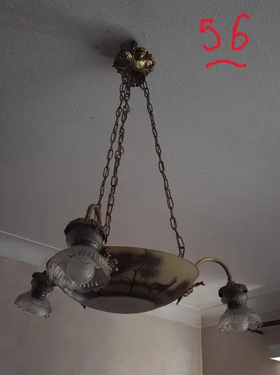 Hanglamp / luchter met een centrale schaal met landschapsprint en drie glazen lampenkappen lot 56 – kavel bij Goeiendeal, Jette