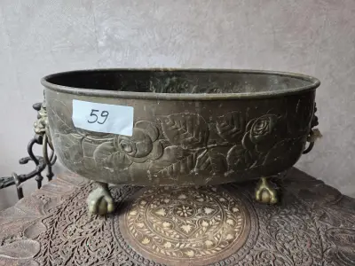 Grote ovale bloembak / cache-pot met rozenreliëf op klauwpootjes lot 59 – kavel bij Goeiendeal, Jette