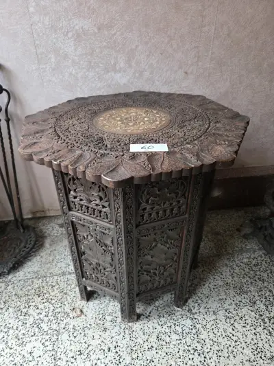Ronde bijzettafel met zeer fijn houtsnijwerk en ingelegd bloemmotief centraal lot 60 – kavel bij Goeiendeal, Jette