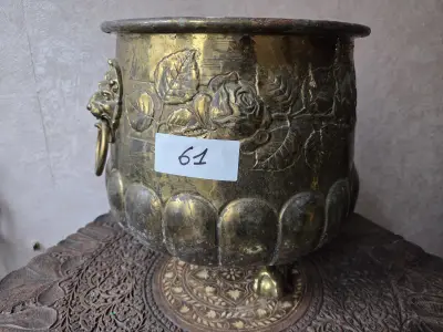 Grote ronde bloempot / cache-pot met rozenreliëf en leeuwenkoppen met ringen als handvaten op klauwpootjes lot 61 – kavel bij Goeiendeal, Jette