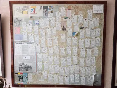 Grote ingekaderde infoposter / herdenkingskaart over de geschiedenis en verjaardag van de Tour de France "L'Anniversaire de la Grande Boucle" lot 63 – kavel bij Goeiendeal, Jette